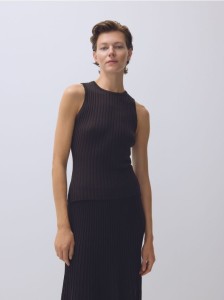 Top z prążkowanej dzianiny - brązowy