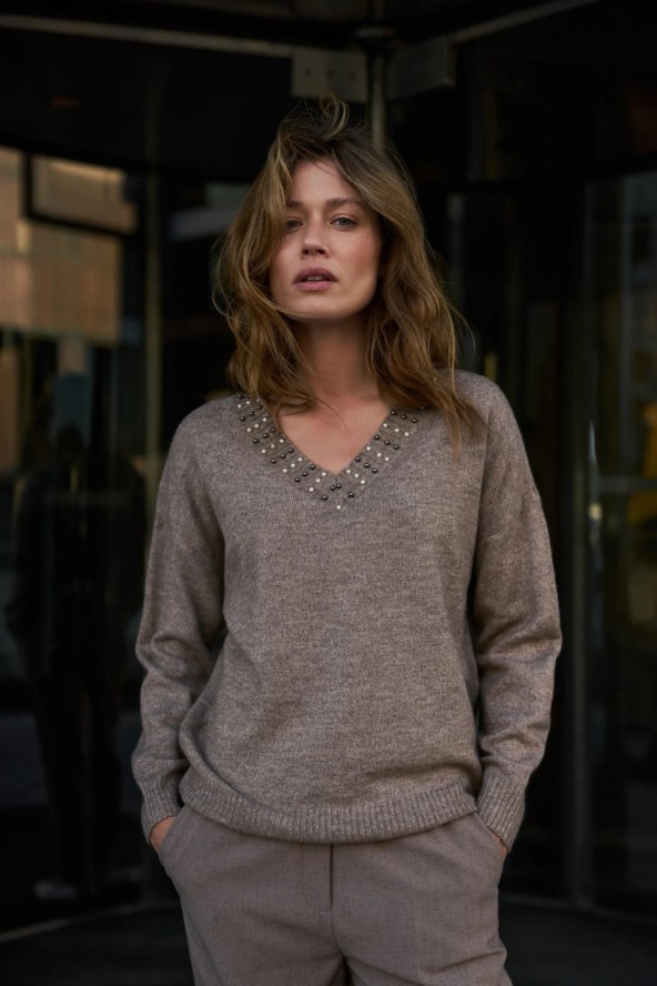 Sweter z ozdobnym dekoltem brązowy