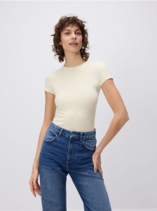 Bawełniany t-shirt slim fit - kremowy