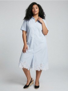 Koszulowa sukienka z haftowanym dołem Plus Size - błękitny
