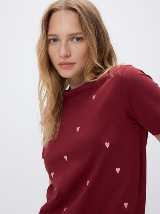 T-shirt regular z drobnym haftem - bordowy
