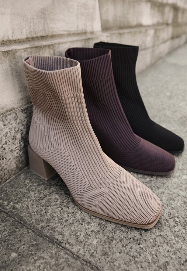 Ciemnobeżowe Botki z Elastyczną Cholewką za Kostkę na Geometrycznym Słupku Amori