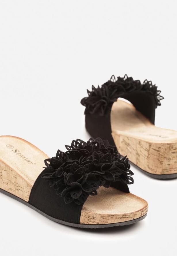 Czarne Klapki na Koturnie Ozdobione Aplikacją 3D Fevandrae