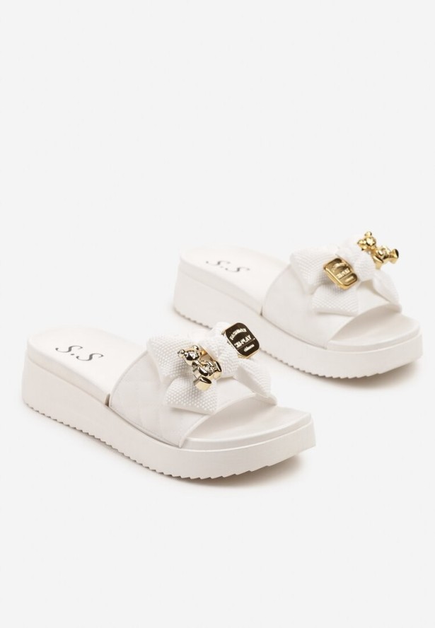 Białe Klapki na Platformie Ozdobione Pikowaniem Aplikacjami i Kokardą Evelseli
