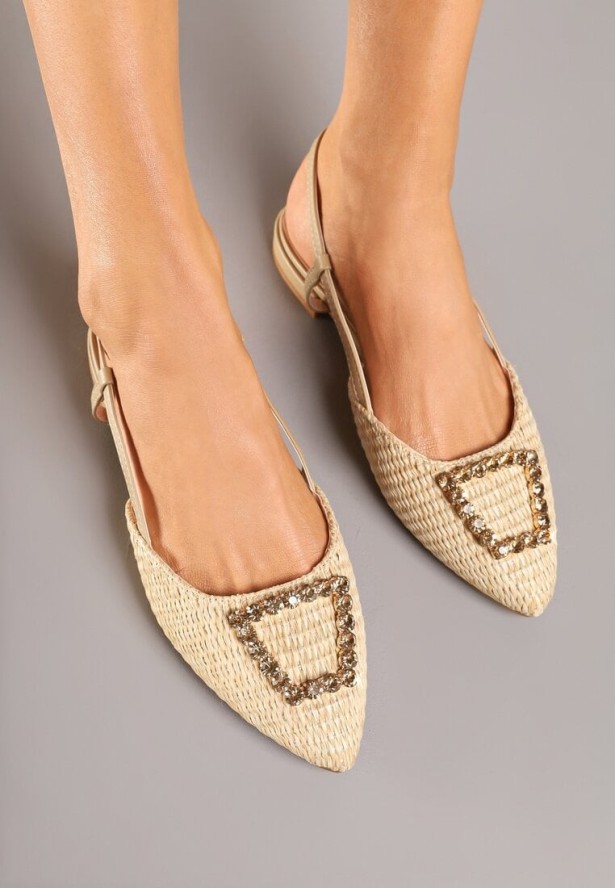 Beżowe Sandały ze Szpiczastym Noskiem z Plecionki i Biżuteryjną Aplikacją Abelira