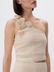 Crochetowy top z kwiatową aplikacją - beżowy