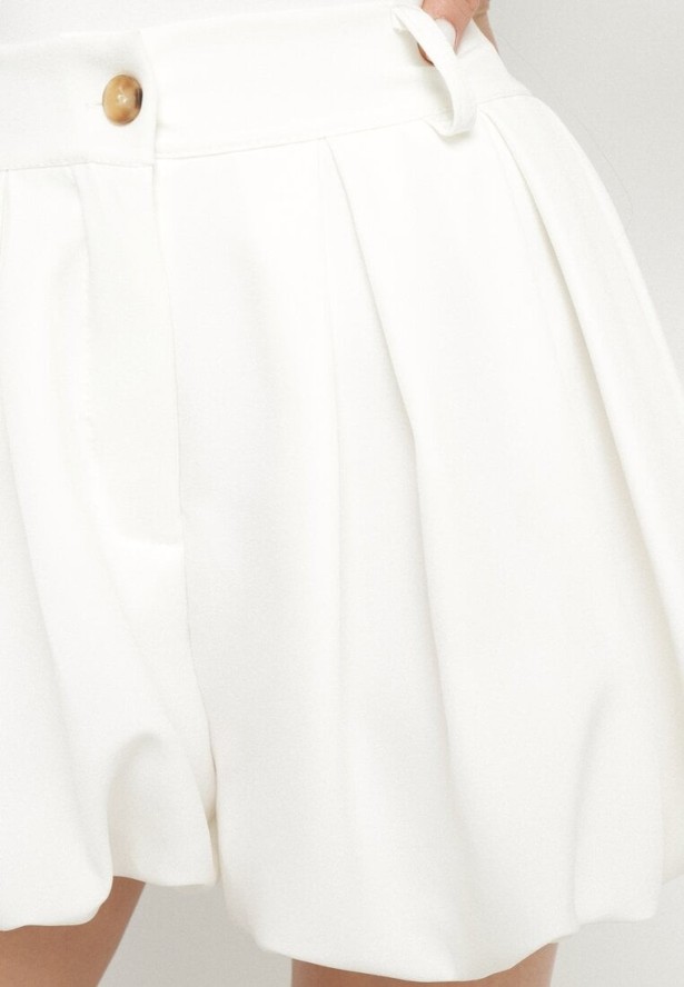 Jasnobeżowe Szorty z Wiskozą o Fasonie Bombki Kolindra