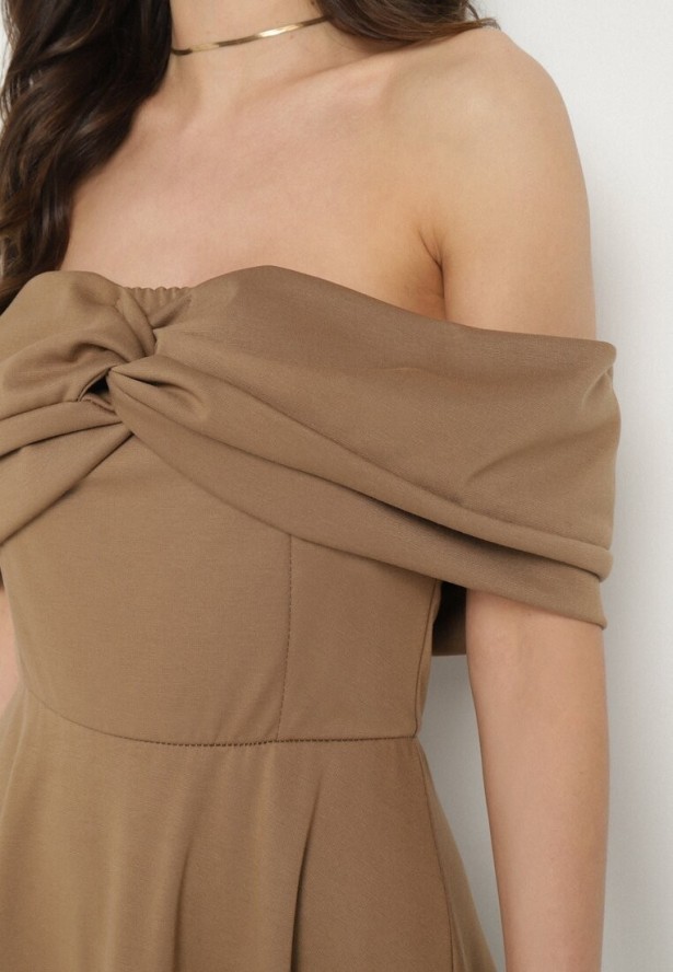 Brązowa Rozkloszowana Sukienka z Odsłoniętymi Ramionami i Drapowaniem Odilene