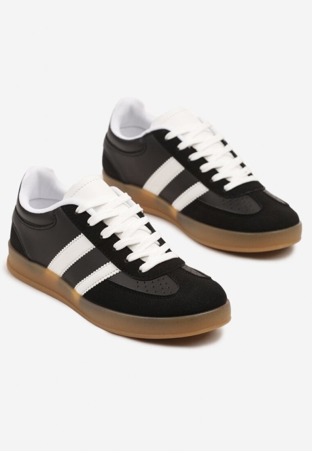 Czarne Sneakersy Typu Kultowe Tenisówki z Ozdobnymi Przeszyciami Selfia