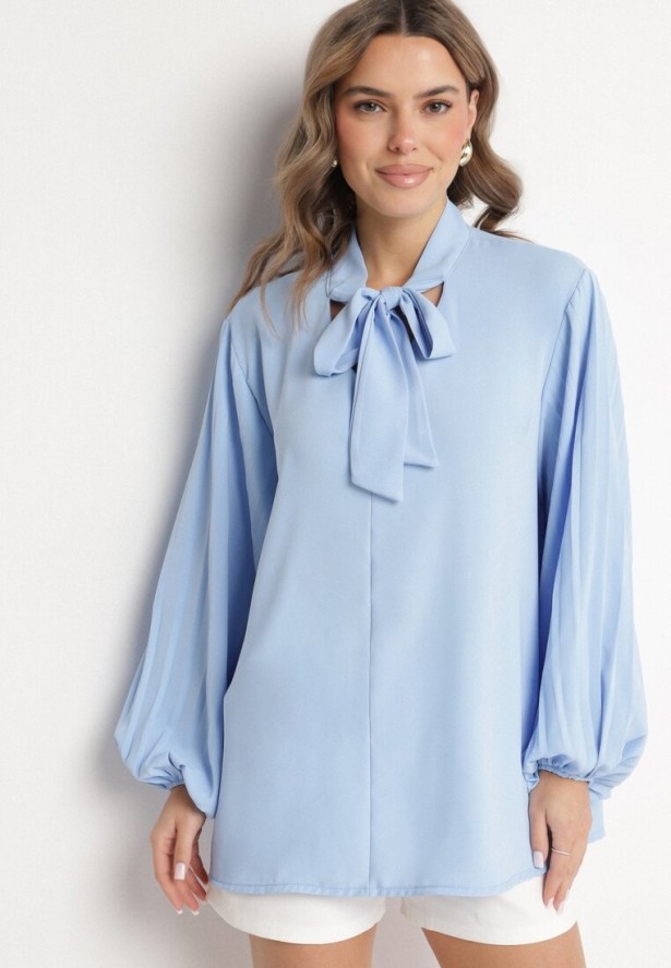Jasnoniebieska Bluzka z Plisowanymi Rękawami i Wiązaniem pod Szyją Jenindria