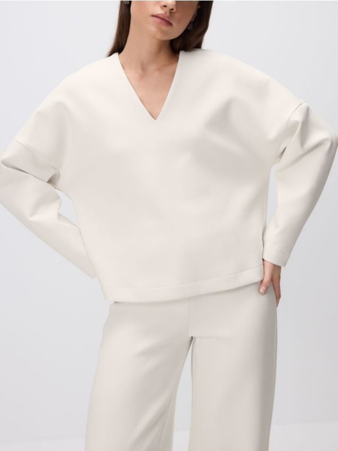 Bluza z dekoltem V - kremowy