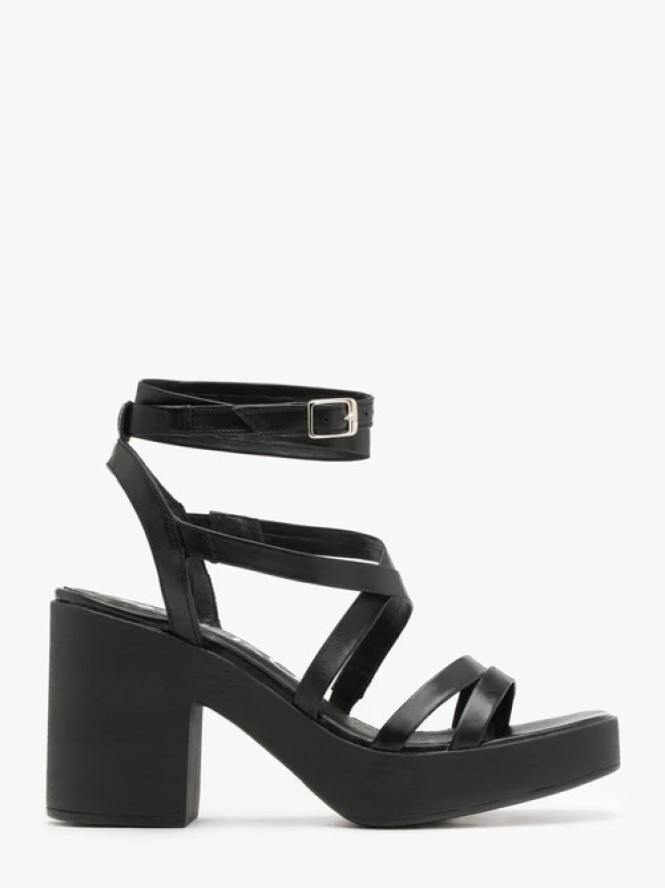 Czarne sandały z ozdobnymi paseczkami