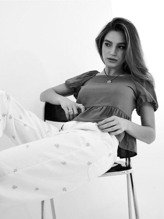 Jeansy wide leg z haftem - biały