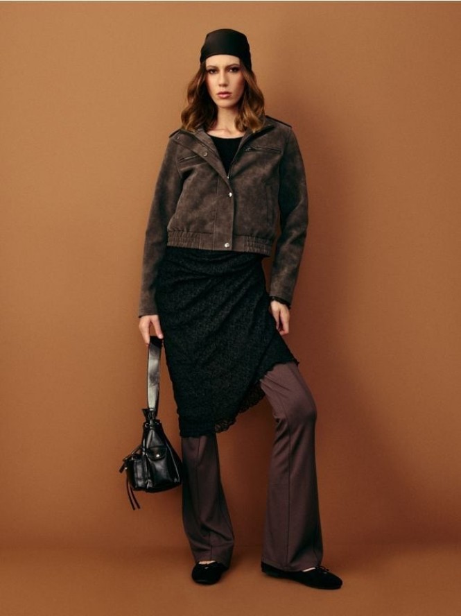 Dzianinowe spodnie flare z przeszyciami - brązowy