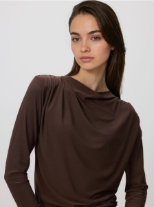 Bluzka z poduszkami na ramionach - ciemnobrązowy