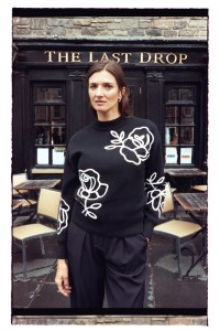 Sweter z ozdobną aplikacją czarny