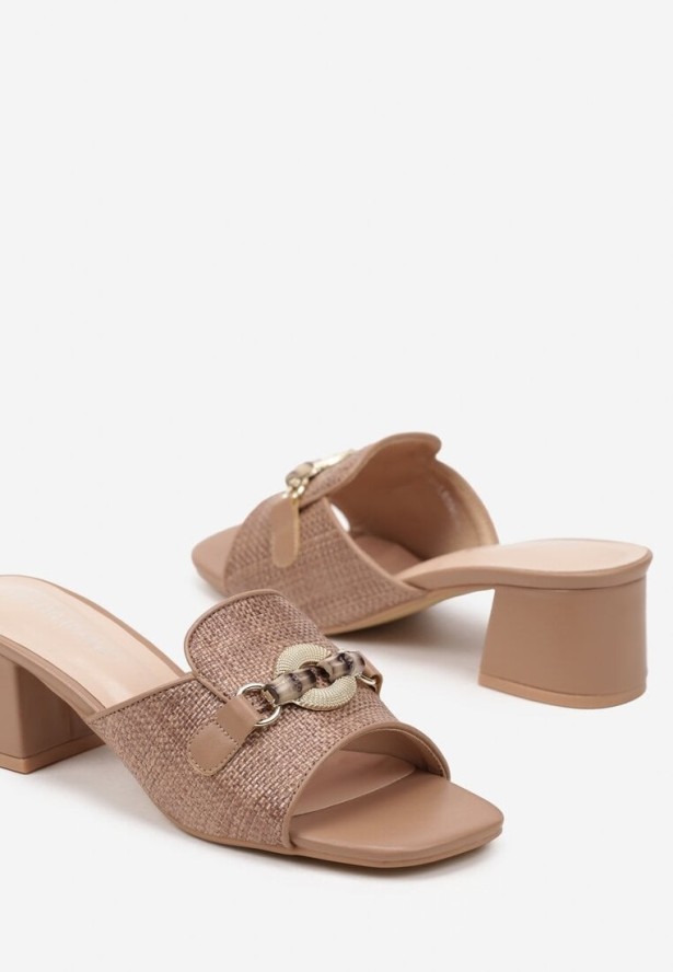 Brązowe Klapki na Obcasie ze Wstawką z Plecionki i Elegancką Aplikacją Leandrae