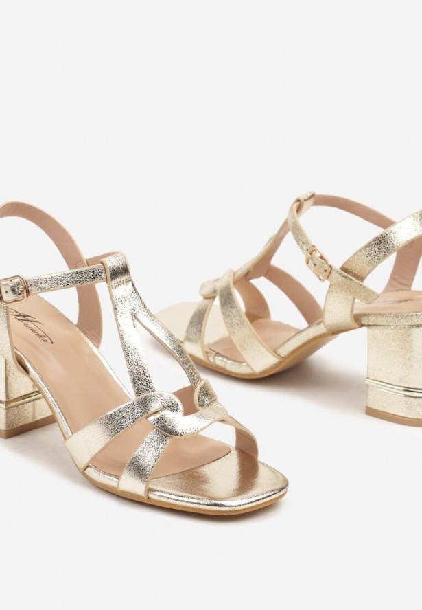 Złote Sandały na Obcasie z Ozdobnymi Paskami i Metaliczną Ozdobą Deomira