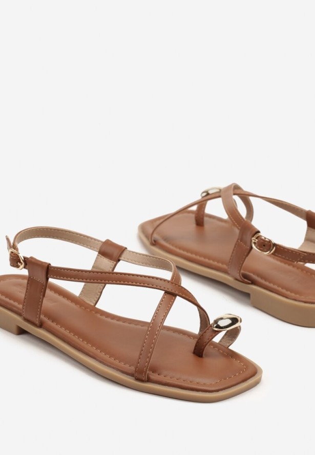 Brązowe Sandały Typu Japonki Ozdobione Metaliczną Aplikacją Divorea