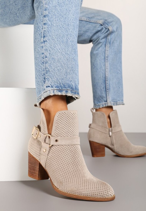 Jasnobeżowe Botki Vices na Obcasie w Kowbojskim Stylu Ozdobione Klamrą Korfedi