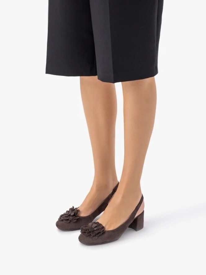 Ciemnobrązowe czółenka bez pięty slingback z kwiatem