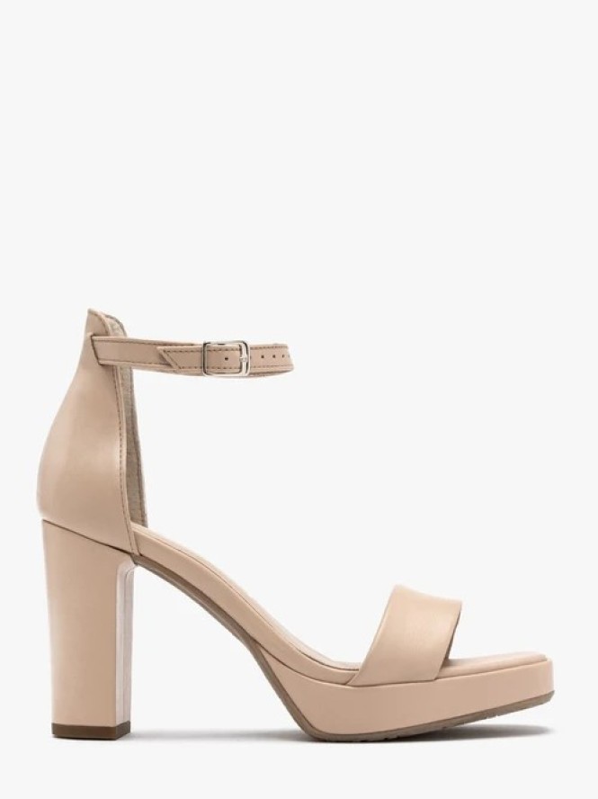 Beżowe sandały na wysokim słupku oraz balu