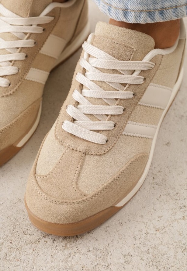 Beżowe Sneakersy Ozdobione z Boku Paskami Ariene