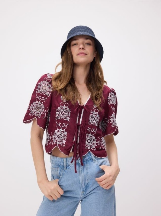 Bluzka z ozdobnym haftem - bordowy