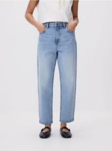 Jeansy mom fit slim z krótszą nogawką - niebieski