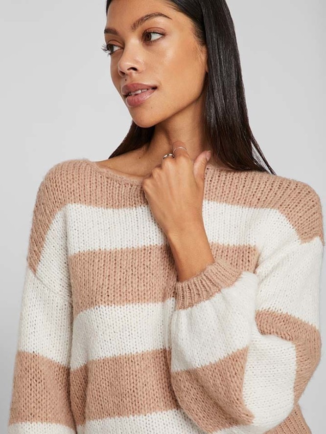 Vila Sweter w kolorze jasnobrązowo-białym rozmiar: M
