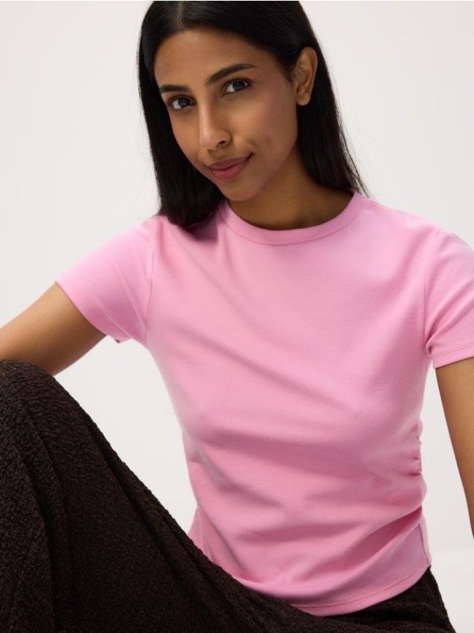 T-shirt z marszczeniem - pastelowy róż