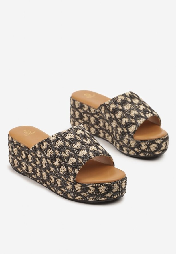 Czarne Klapki na Koturnie z Plecionego Materiału Marolinela