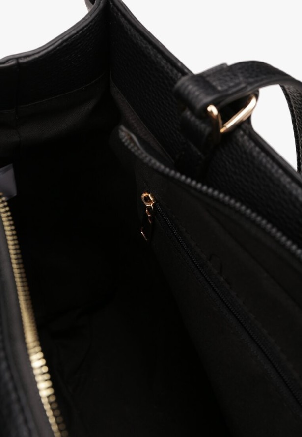 Czarna Torebka z Ekoskóry z Naszytą Kieszenią i Metalicznymi Okuciami Htilia