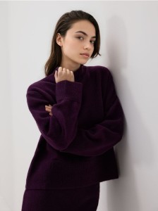 Sweter z niskim golfem - mahoniowy