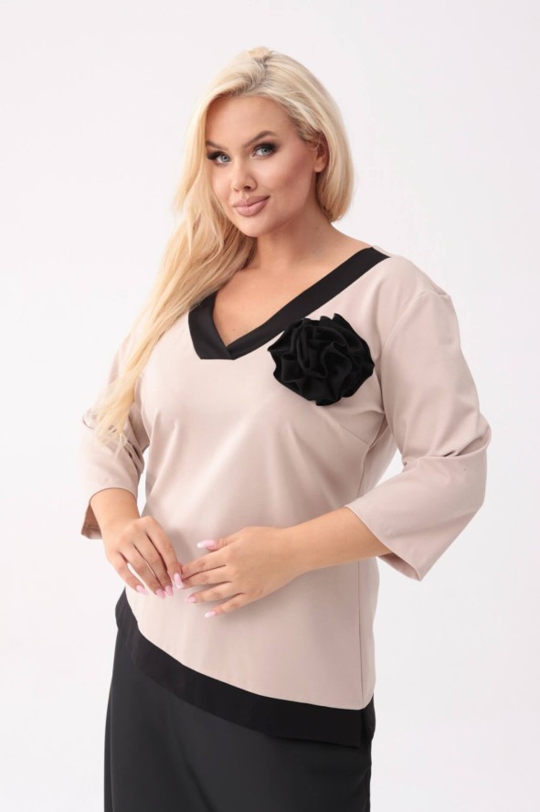 Asymetryczna bluzka Magdalena z odpinanym kwiatem i rękawem 3/4 PLUS SIZE XXL OVERSIZE JESIEŃ