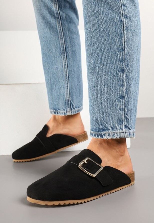 Czarne Klapki z Ozdobną Klamrą w Stylu Chodaków Afindea