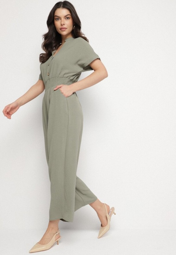Zielony Kombinezon z Wiskozy z Gumką w Talii i Dekoltem w Serek z Guzikami Nisella