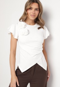 Biała Bluzka z Wiskozą o Asymetrycznym Kroju z Marszczeniem i Kwiatową Broszką Avelbia