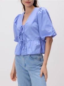 Wiązana bluzka z baskinką - niebieski