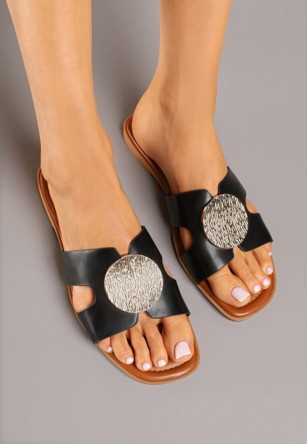 Czarne Klapki Zdobione Metaliczną Aplikacją i Wycięciami w Cholewce Sopeneva