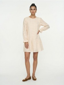 Sukienka mini z ażurowym wzorem - kremowy