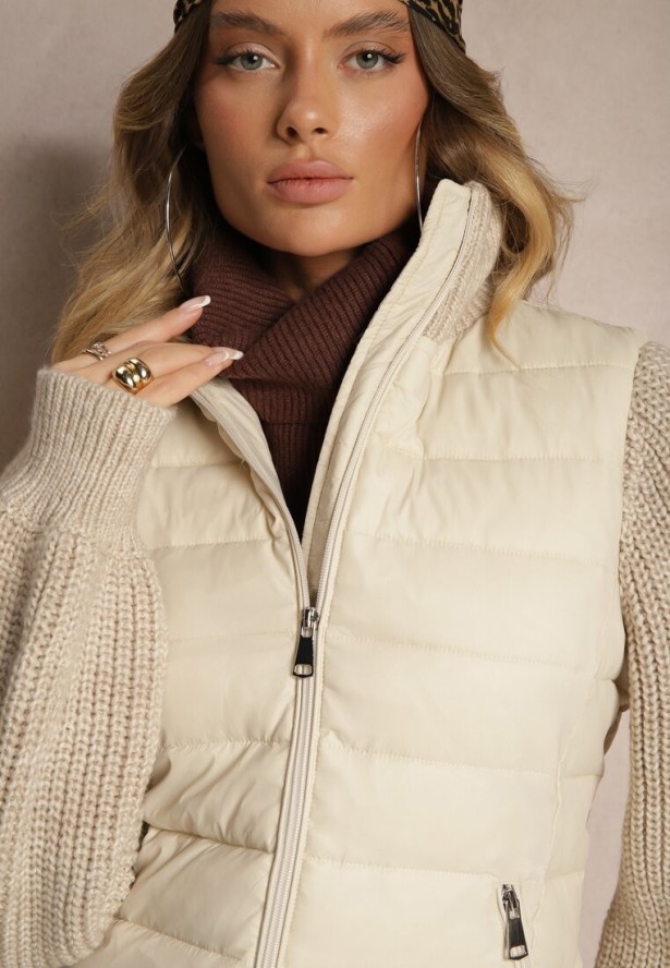 Jasnobeżowa Kurtka ze Sweterkowego Materiału i z Ozdobnym Pikowaniem Vertinae