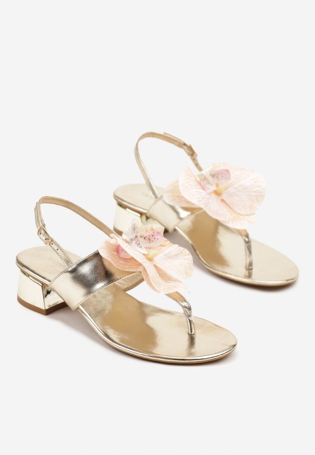 Złote Sandały Japonki Vices na Niskim Słupku z Kwiatową Aplikacją Natanela