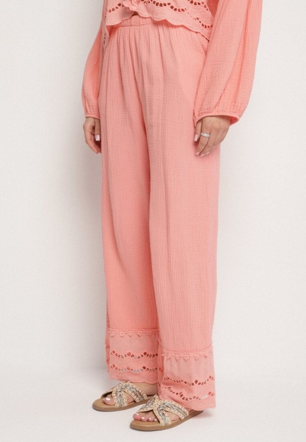 Różowy Bawełniany Komplet z Ażurowymi Zdobieniami Wiązana Bluzka i Spodnie Savurielle