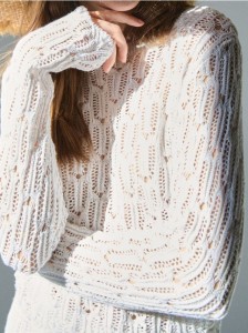 Bawełniany ażurowy sweter z dekoltem na plecach - kremowy