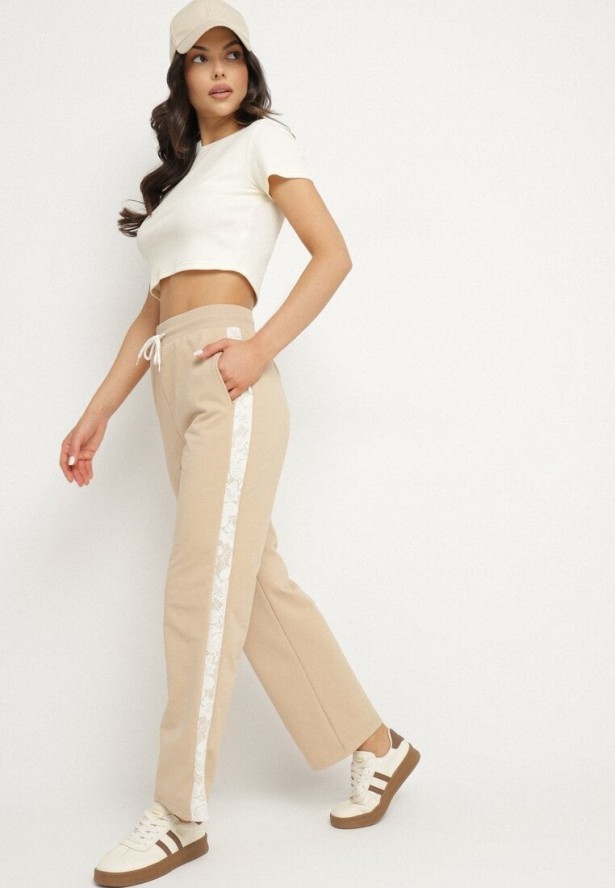 Beżowe Spodnie Dresowe z Bawełną i Wysokim Stanem Ozdobione Koronką Evarose