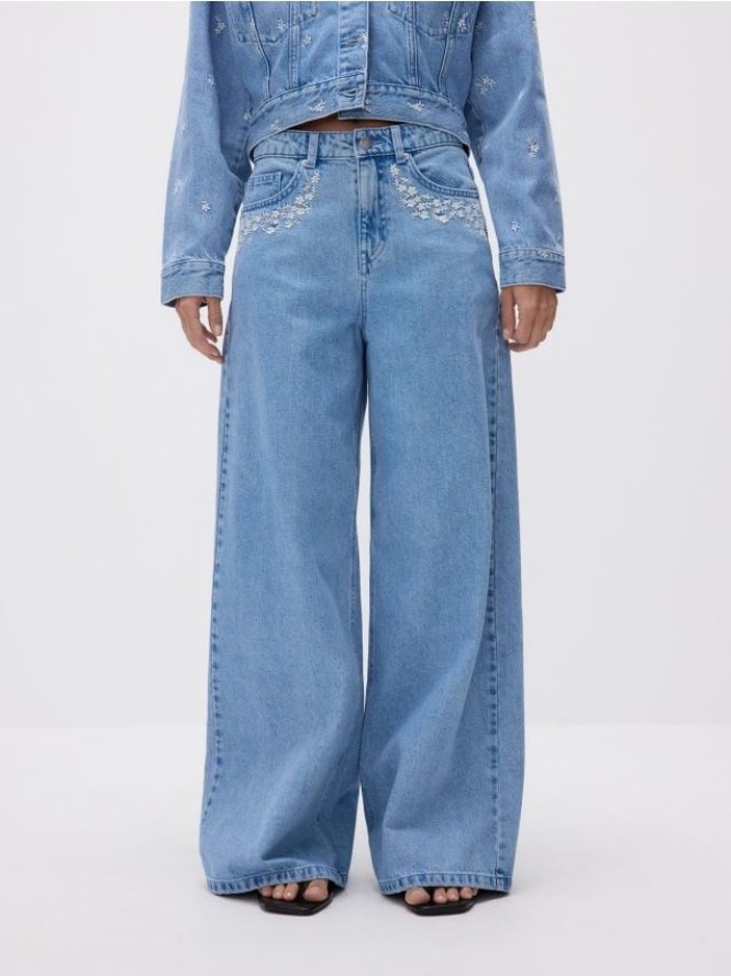 Jeansy wide leg z haftem - niebieski