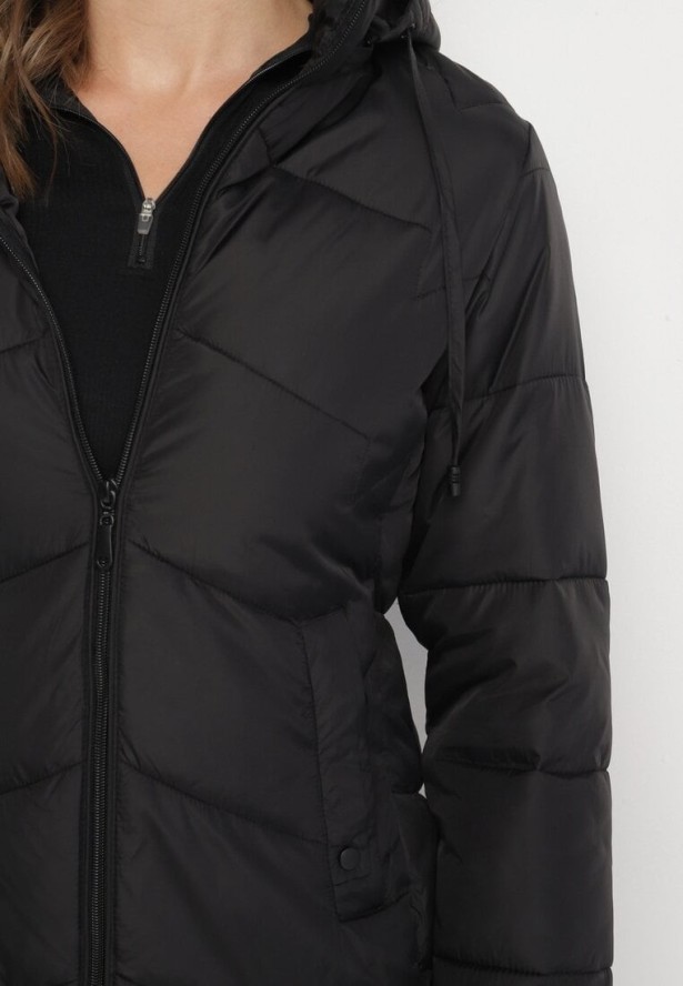 Czarna Kurtka z Szerokim Pikowaniem i Kapturem Yasidi