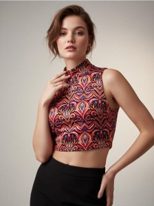 Bluzka typu crop z golfem i abstrakcyjnym wzorem - wielobarwny