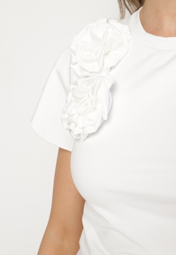 Biała Bluzka z Wiskozą o Asymetrycznym Kroju z Marszczeniem i Kwiatową Broszką Avelbia